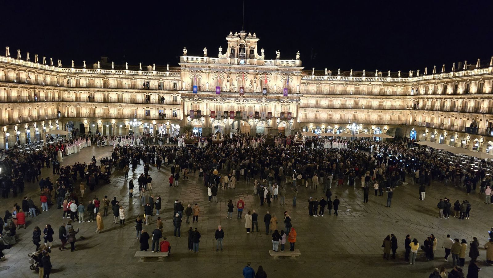 Emotivo desfile por el centenario de Seráfica Hermandad de Nazarenos con gran presencia de niños