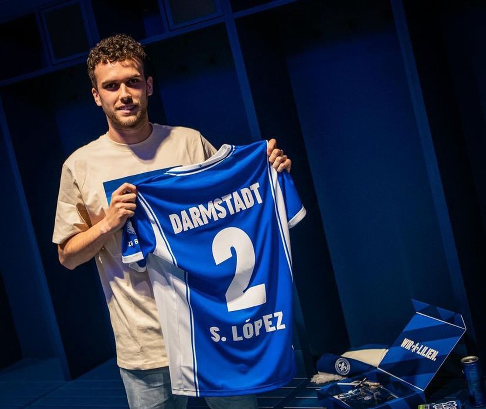 Sergio López posa con la camiseta del Darmstadt