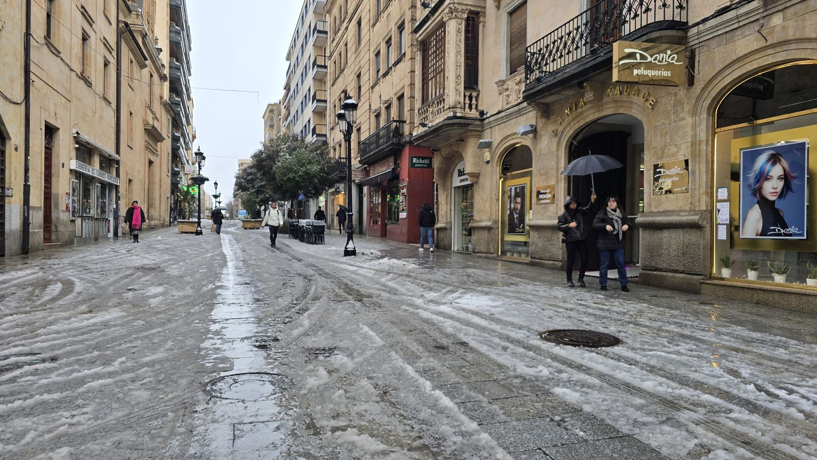 La nieve anega carreteras y tiñe de blanco Salamanca capital y provincia: imágenes de la nevada de este 28 de enero