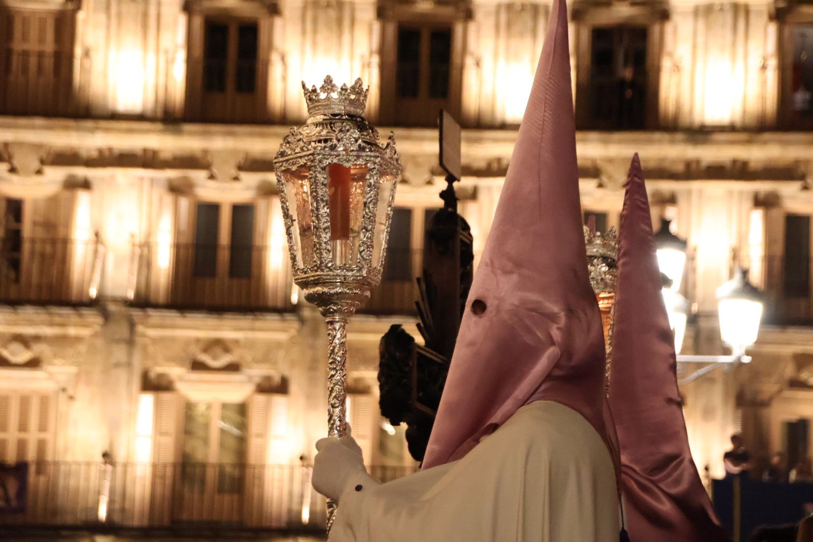 Emotivo desfile por el centenario de Seráfica Hermandad de Nazarenos con gran presencia de niños