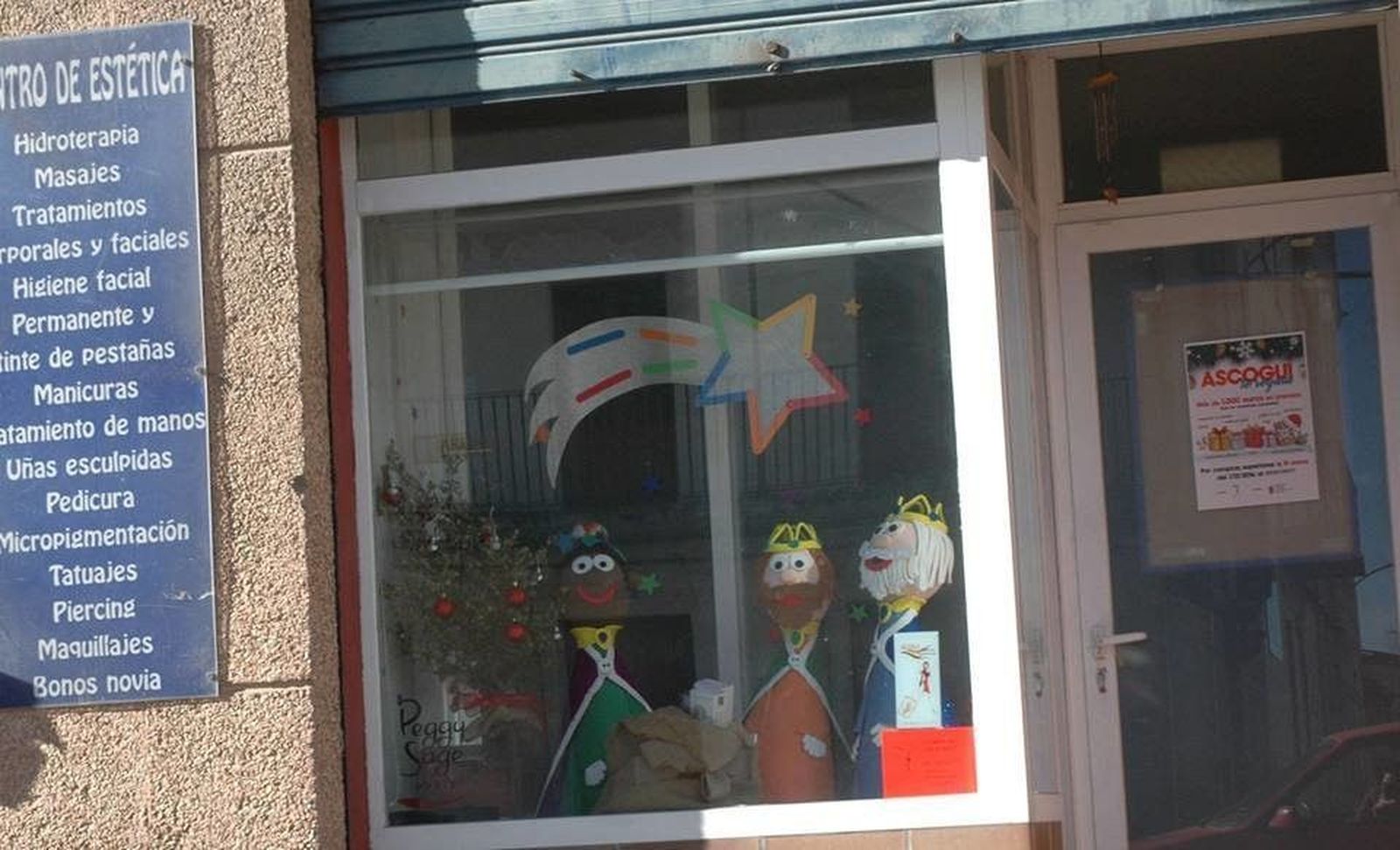 Los escaparates guijuelenses se ‘visten’ de Navidad