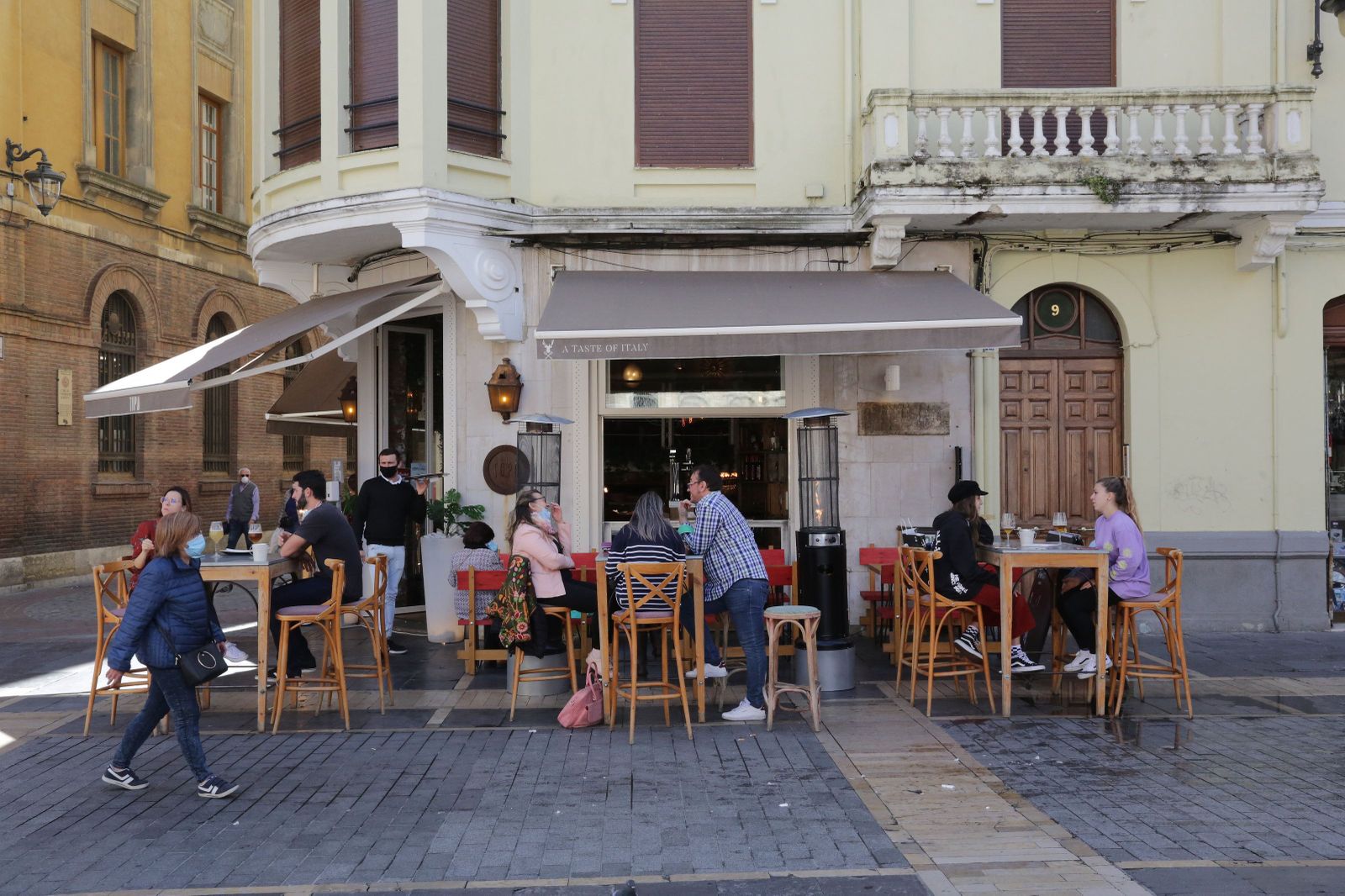 Varias personas disfrutan en la terraza de un bar durante el día en el que entran en vigor las medidas de restricción de la movilidad en la ciudad de León, Castilla y León (España) a 7 de octubre