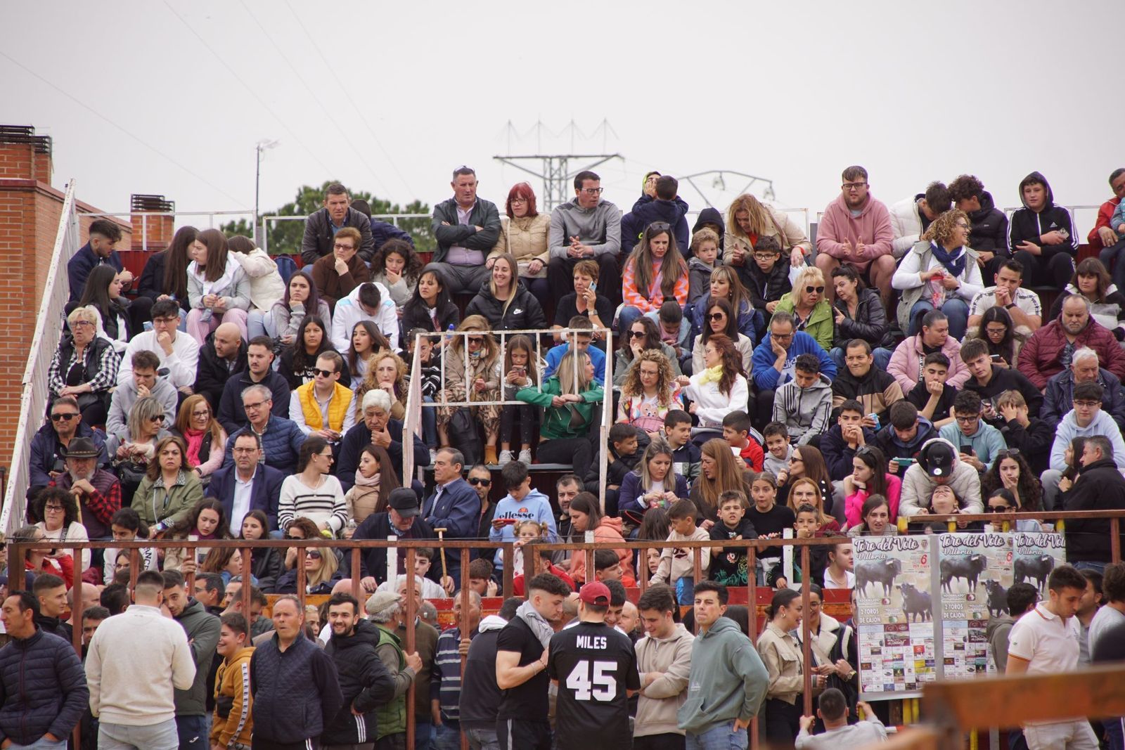 ambiente-y-participacion-durante-el-toro-del-voto-en-villoria-suelta-de-dos-toros-del-cajon-foto-juanes-1