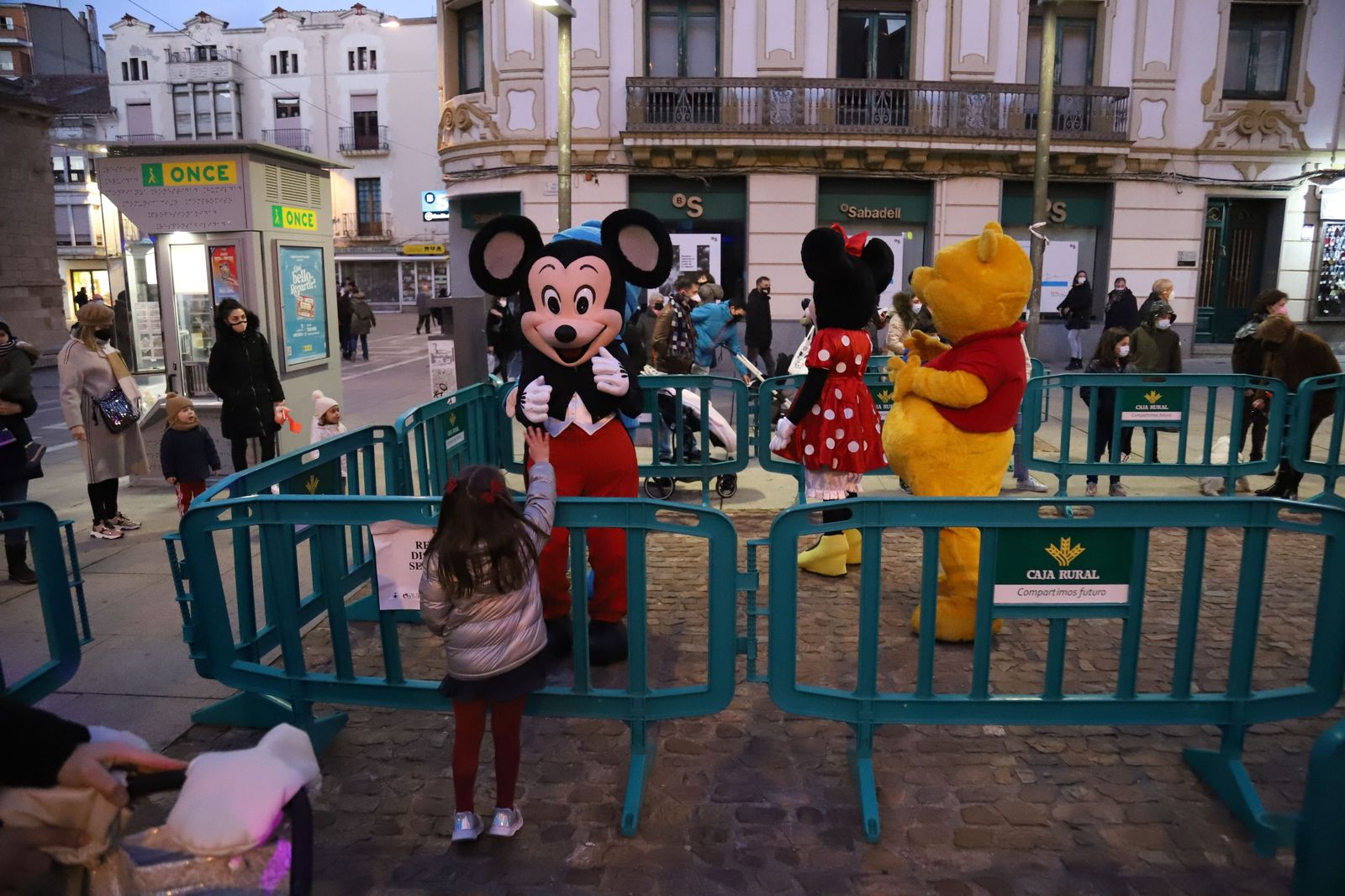 Los pajes de los Reyes Magos recogen las ilusiones de los más pequeños Foto: María Lorenzo