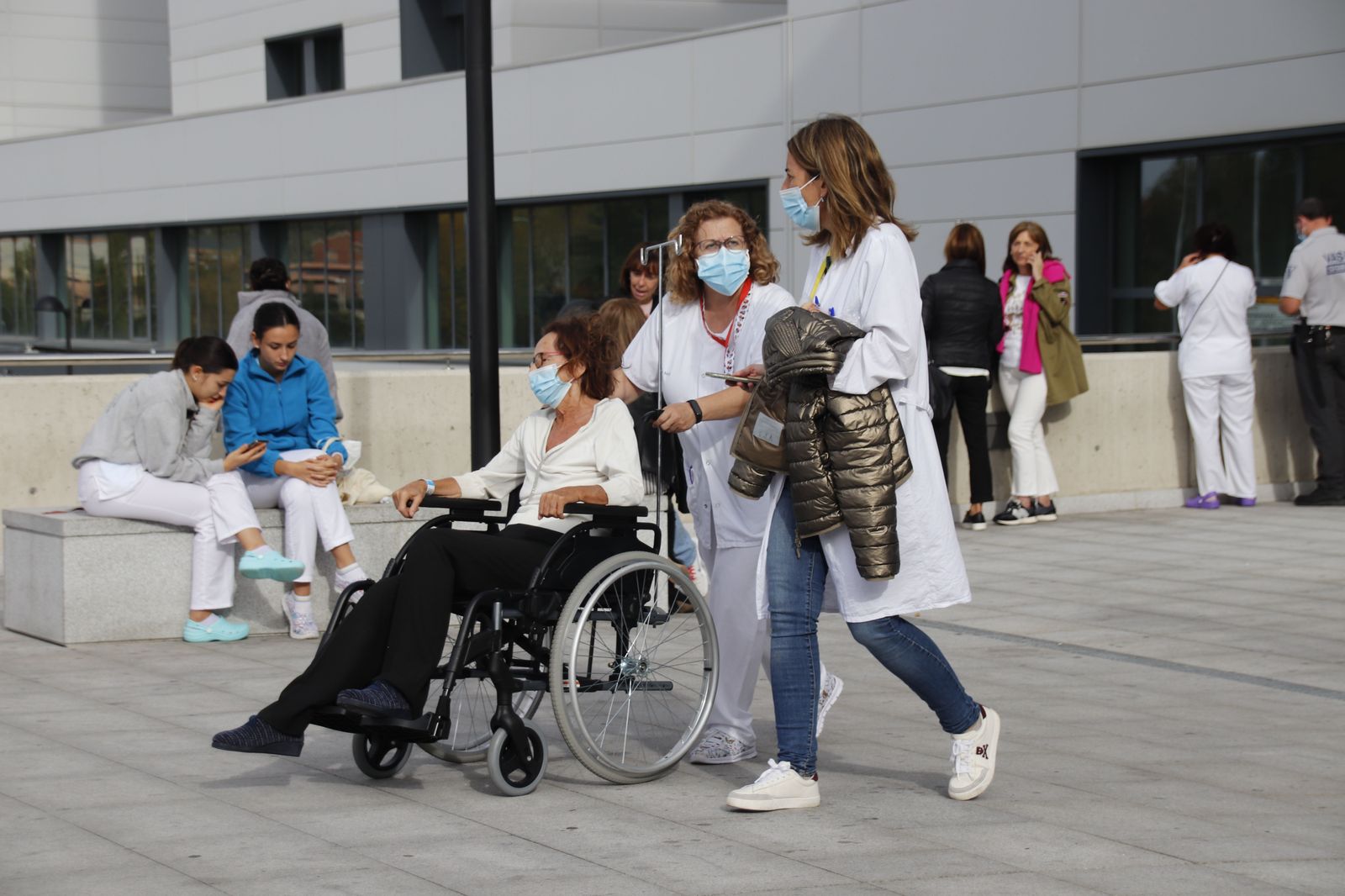 Fotos archivo hospital universitario de Salamanca (Fachada hospital, enfermeras, médicos, pacientes, ambulancias, urgencia, mascarillas, silla de ruedas)