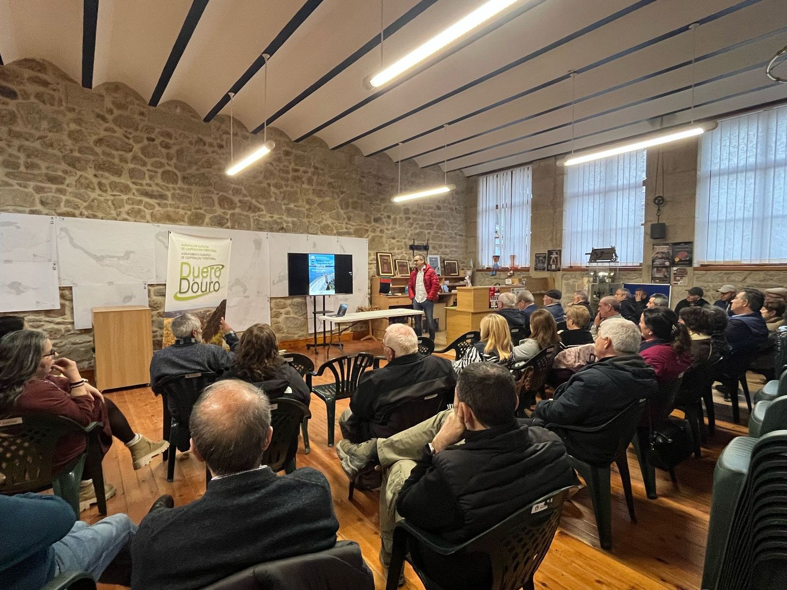 Reunión Fermoselle cadena humana sobre Presa de Almendra