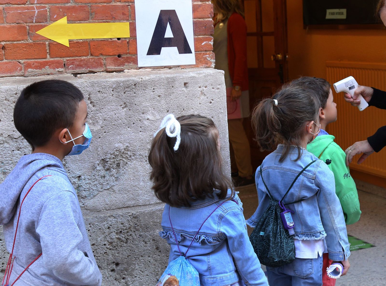 Niños a la entrada del colegio Niños a la entrada del colegio