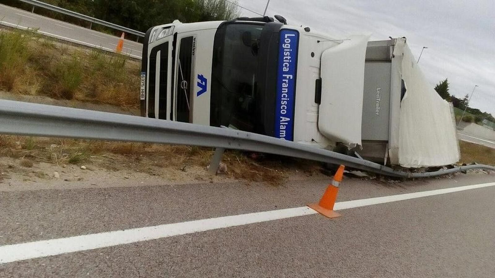 Vuelca un camión repleto de mercancía en Carpio de Azaba