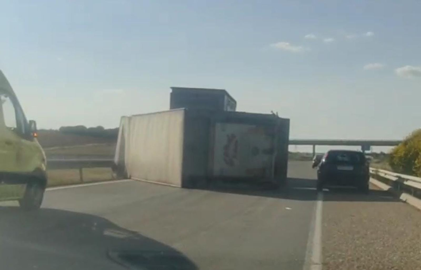 Camión volcado en la A-66. Archivo