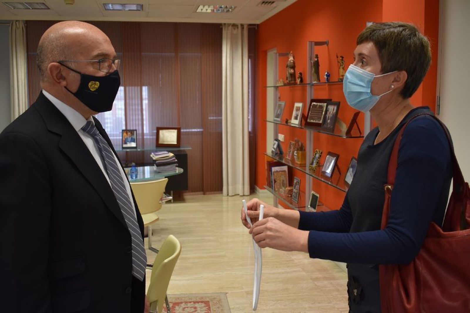 La investigadora Mari Cruz García recibe la felicitación del Consejero