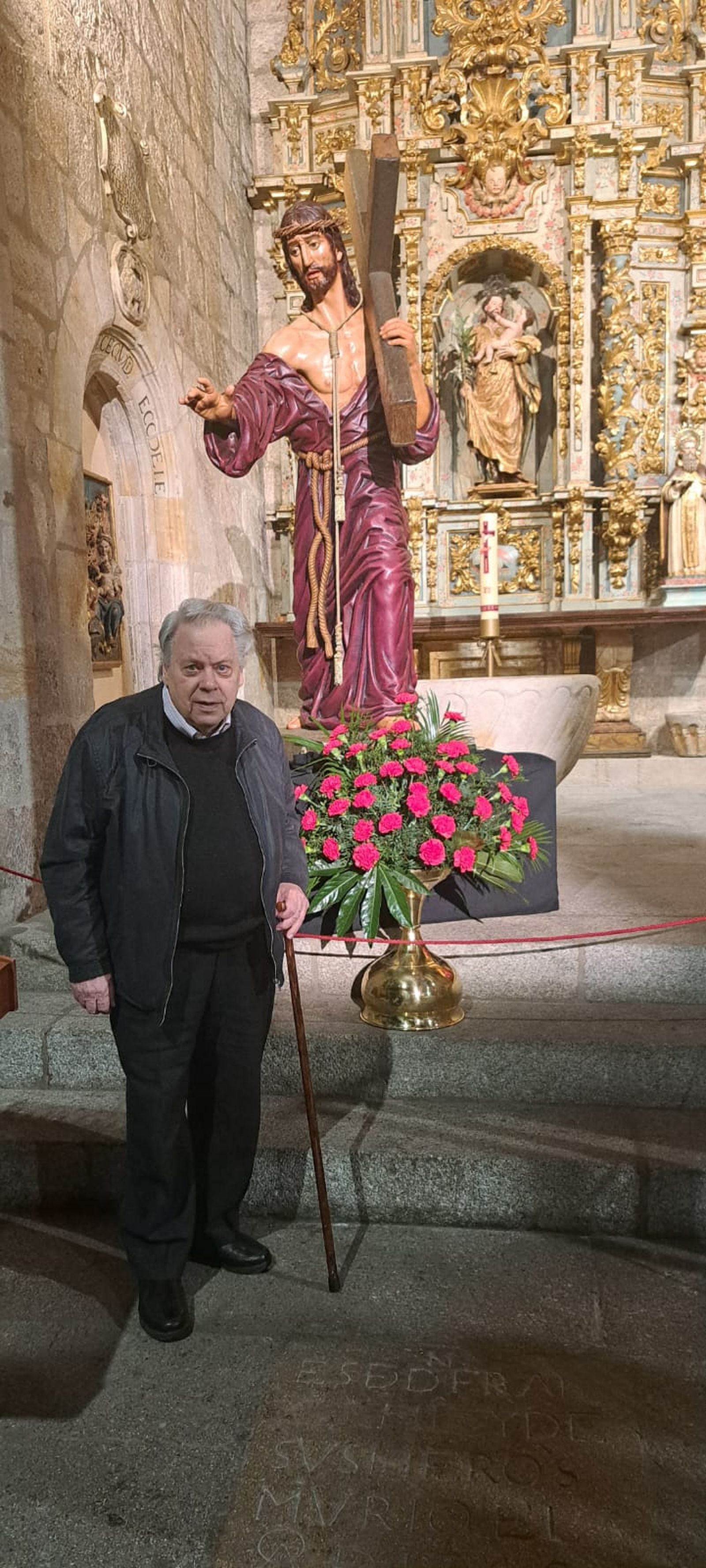 Antonio Pedrero junto a la imagen del Nazareno Antonio Pedrero junto a la imagen del Nazareno