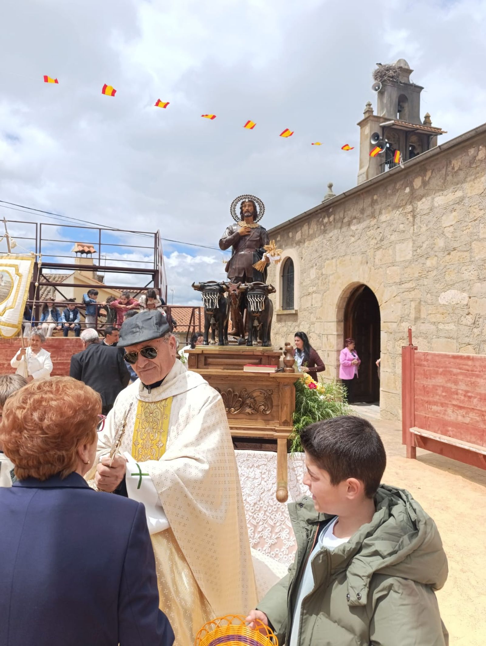 Cabrillas arropa a San Isidro por sus fiestas en el día de la bendición de los campos