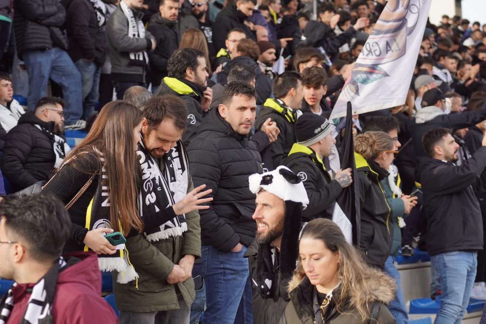 galeria-ambiente-en-las-gradas-en-el-partido-de-copa-del-rey-unionistas-sporting-de-gijon-foto-juanes-7
