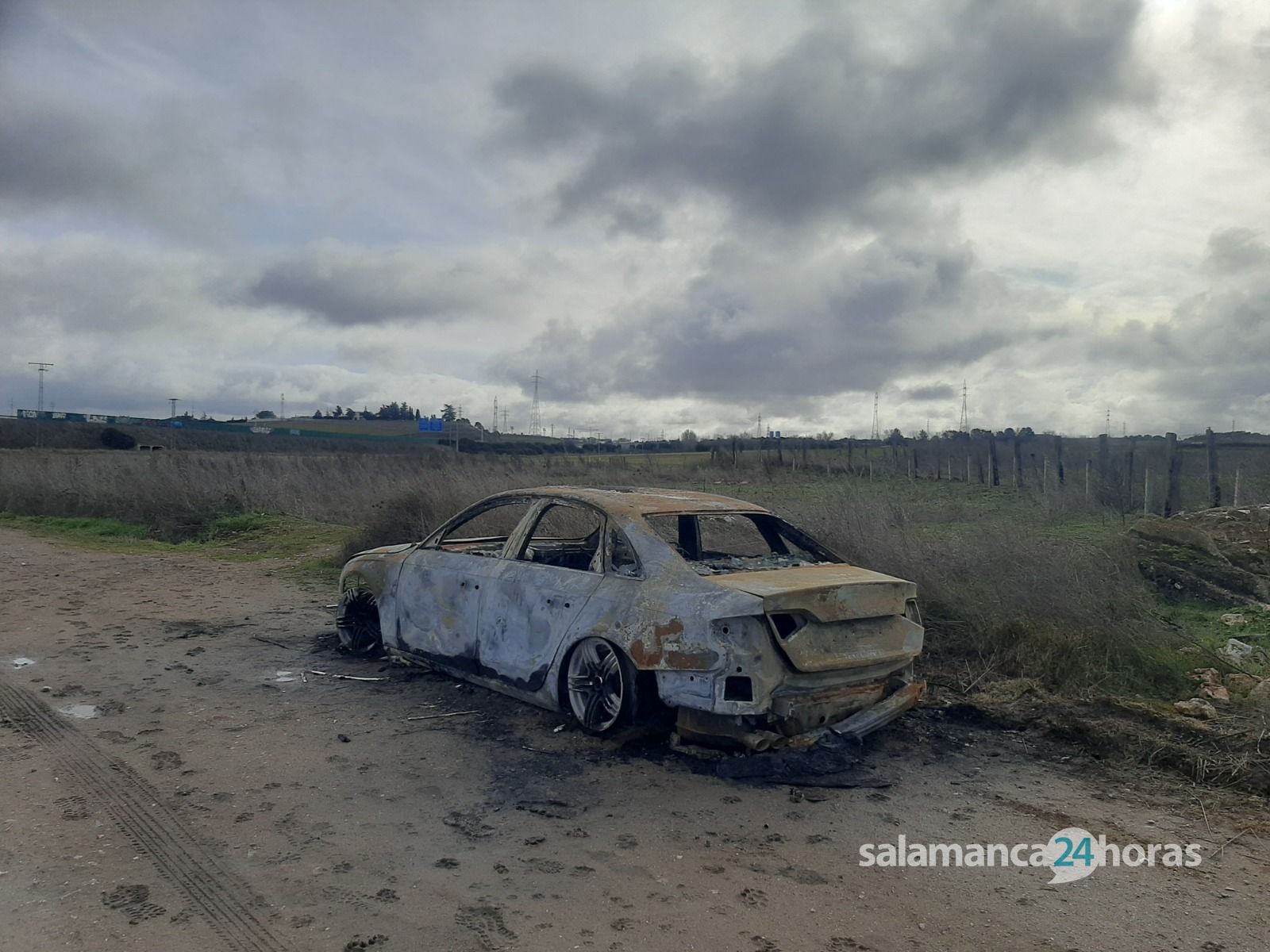 Aparece un coche robado, totalmente calcinado, en Villares de la Reina Aparece un coche robado, totalmente calcinado, en Villares de la Reina