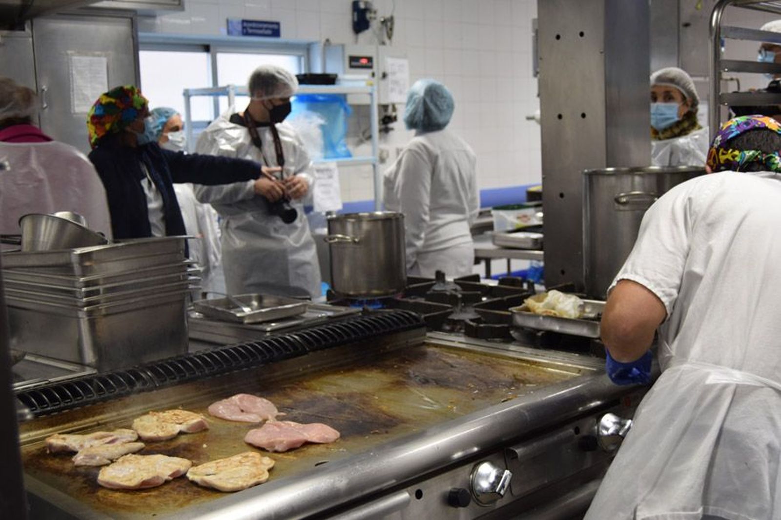 la-delegada-territorial-leticia-garcia-visita-la-cocina-de-linea-fria-del-complejo-asistencial-de-zamora-tras-las-obras-de-mejora-58