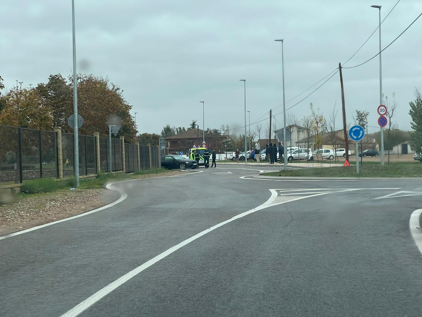 Se empotra contra una valla en el camino de los Frailes, junto a la Aldehuela 