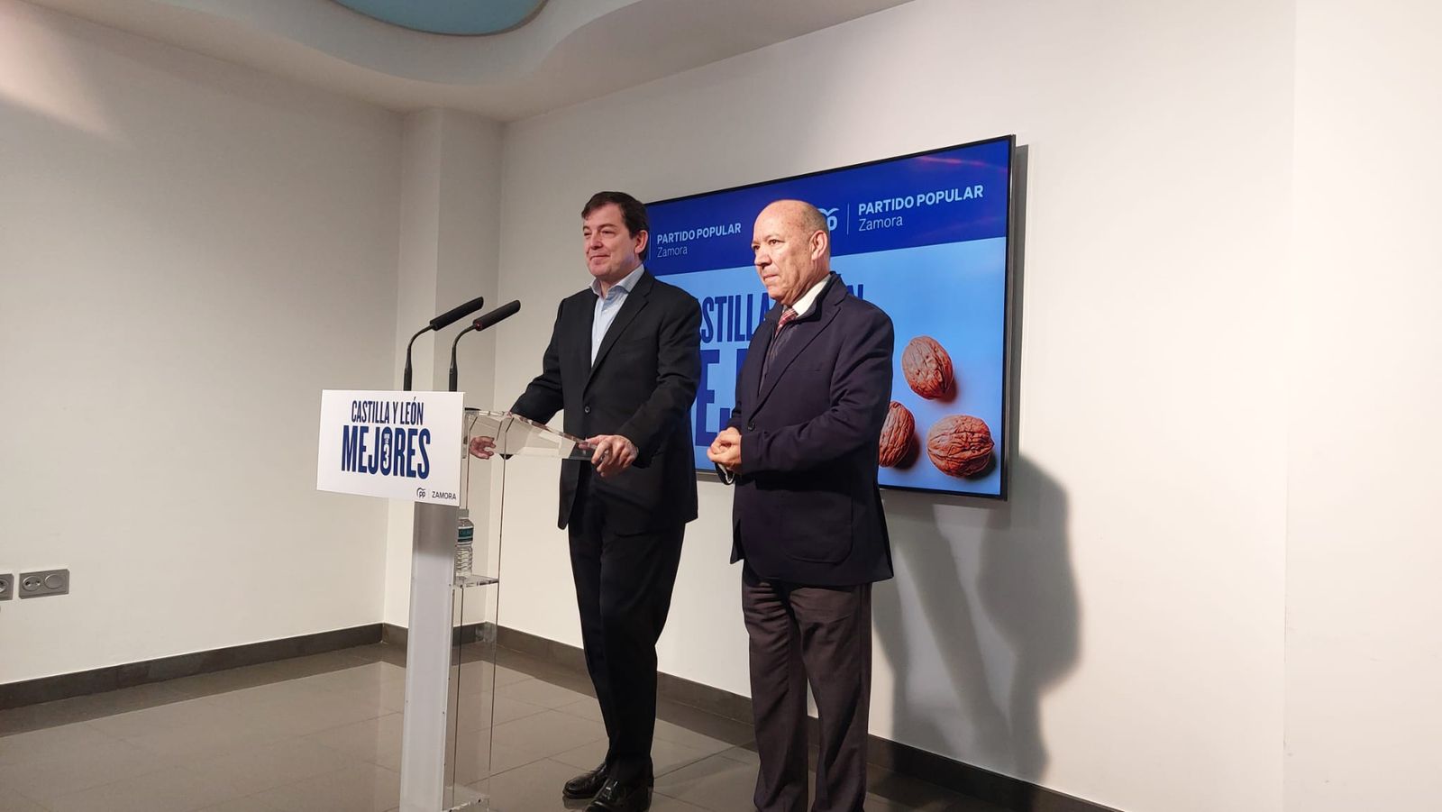 Alfonso Fernández Mañueco y José María Barrios en rueda de prensa este sábado