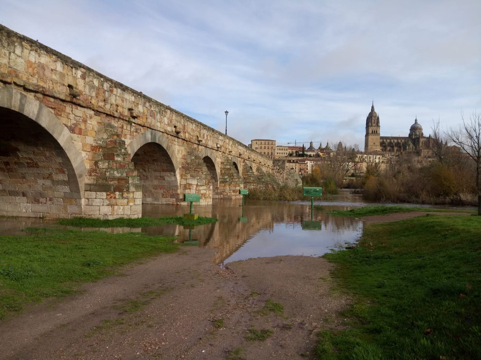 Agua en el Puente Romano y embarcadero del Tormes. Foto de archivo