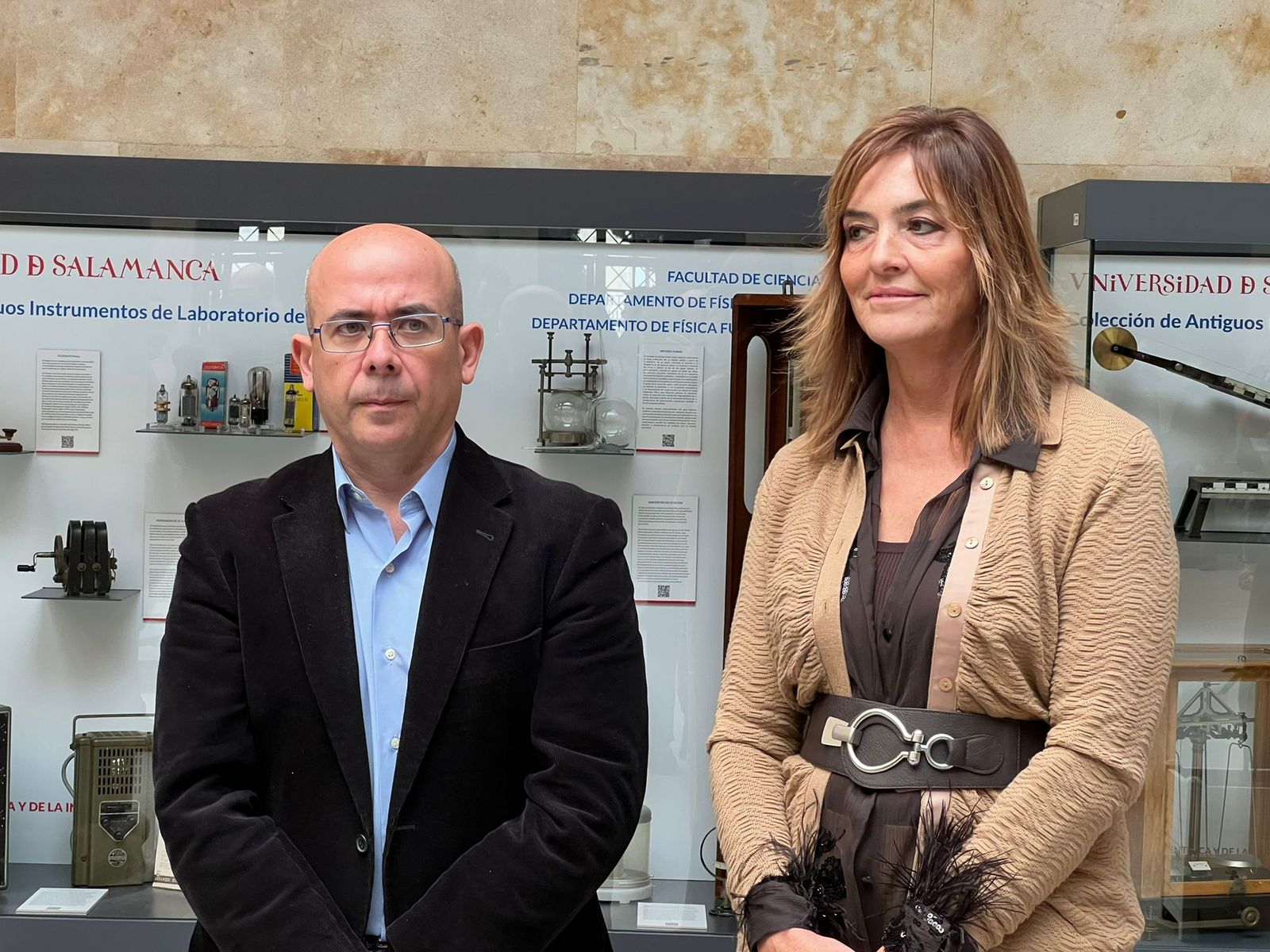 Colección del Laboratorio de Física en el Claustro del Edificio Trilingüe de la Facultad de Ciencias