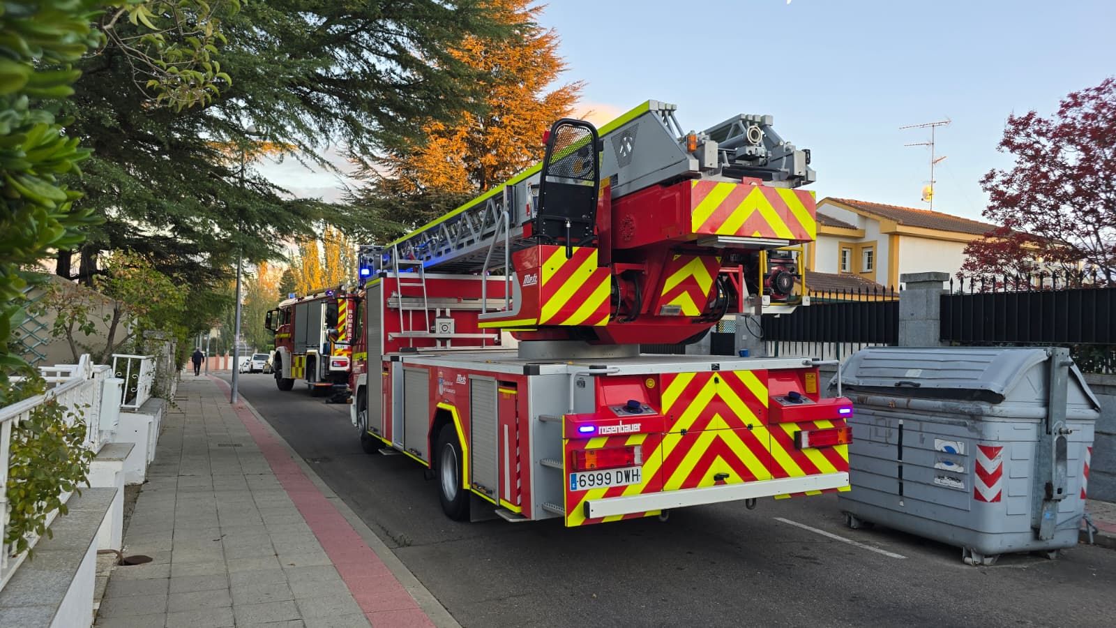 Incendio en una vivienda en la urbanización de Valdelagua con presencia de bomberos, Policía Local y Guardia Civil