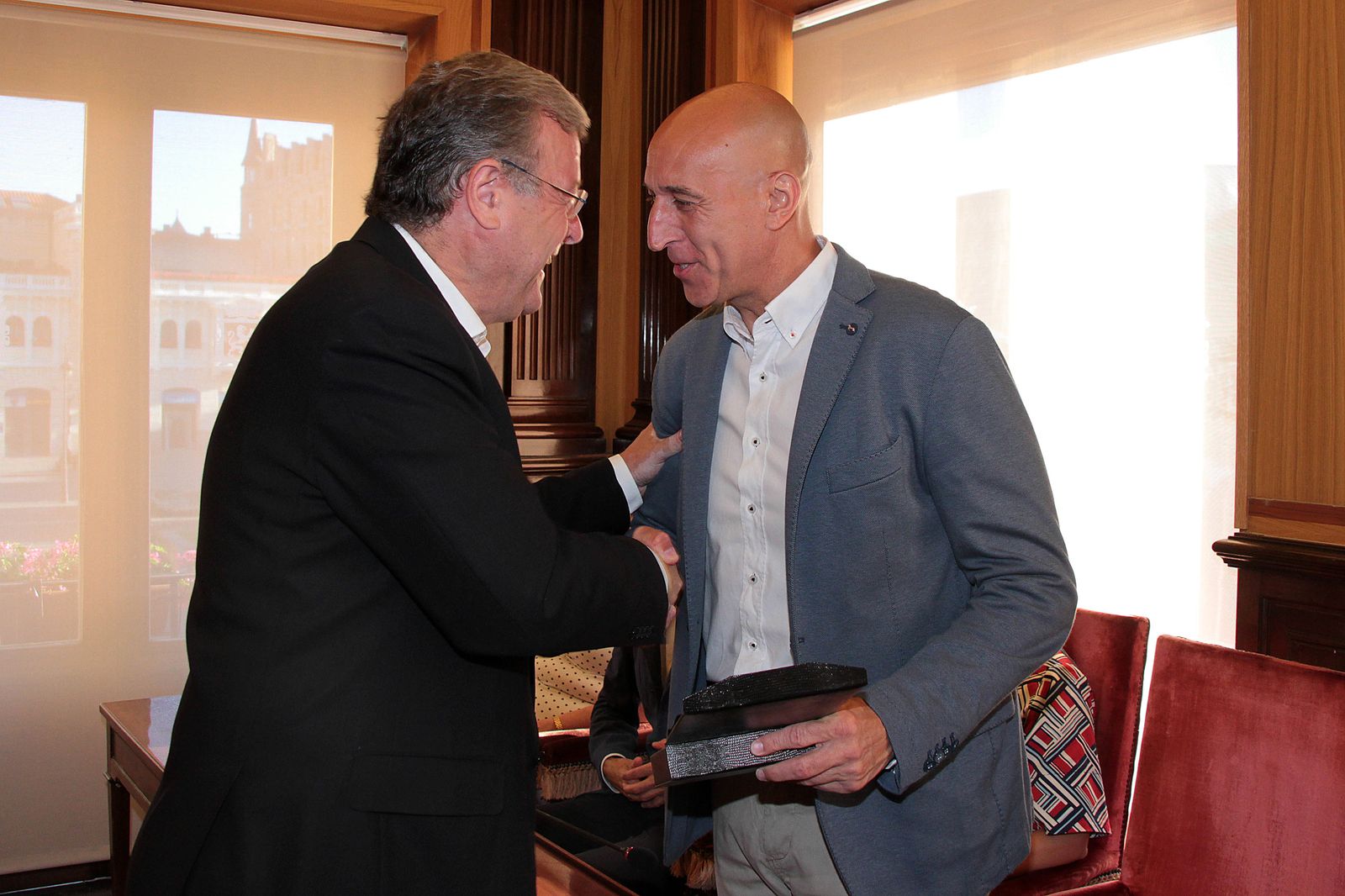 El anterior alcalde, José Antonio Silván, y el actual regidor, José Antonio Díez | Foto: ICAL