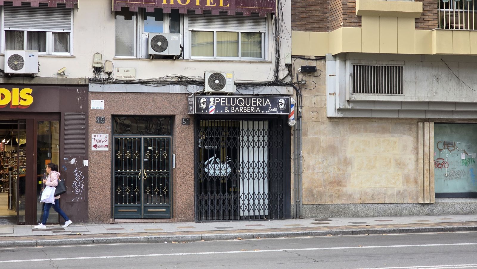En la puerta de esta barbería fue arrestado el fugitivo