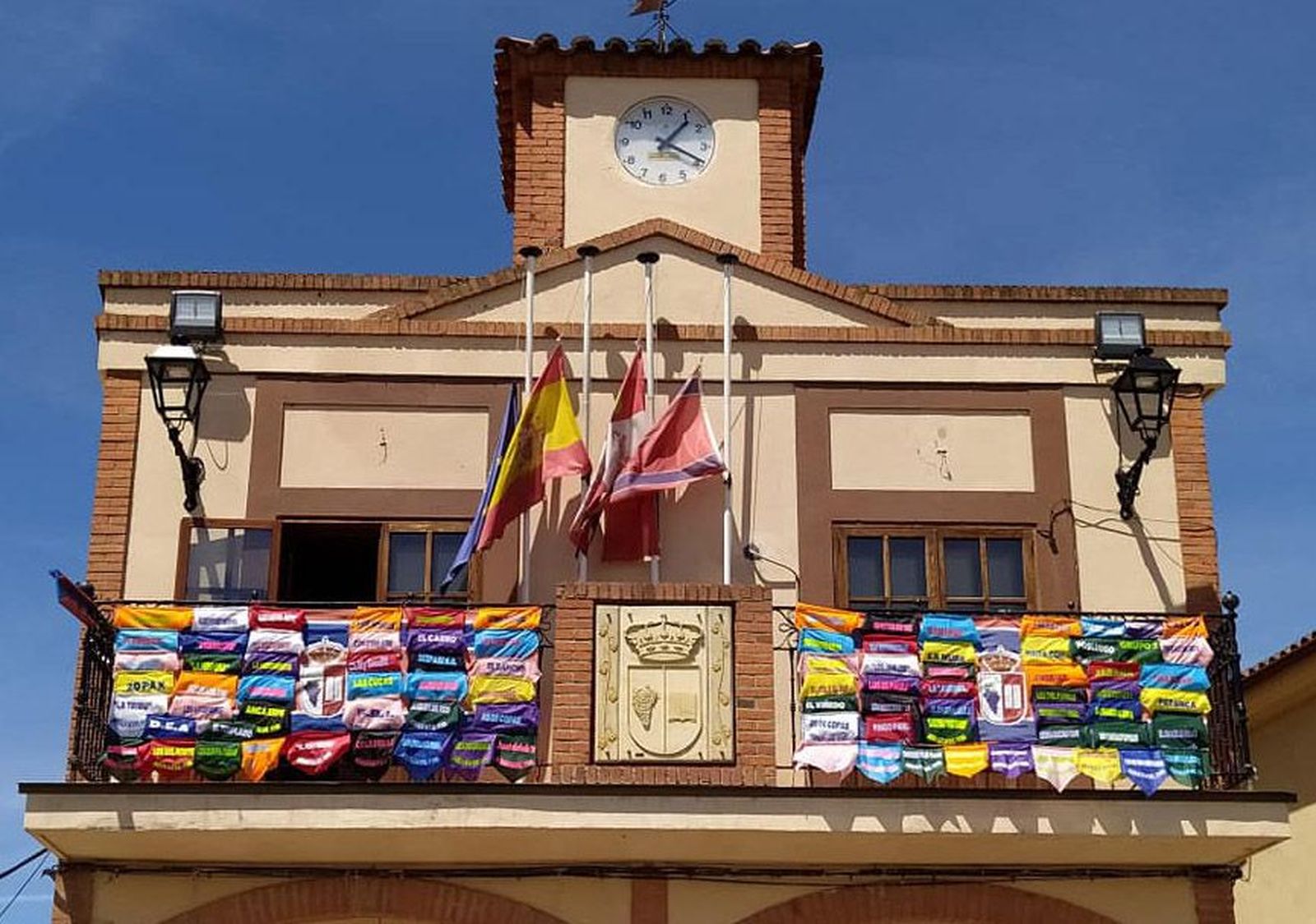 El Ayuntamiento de Moraleja del Vino con las pañoletas de las distintas peñas durante las fiestas. Archivo.