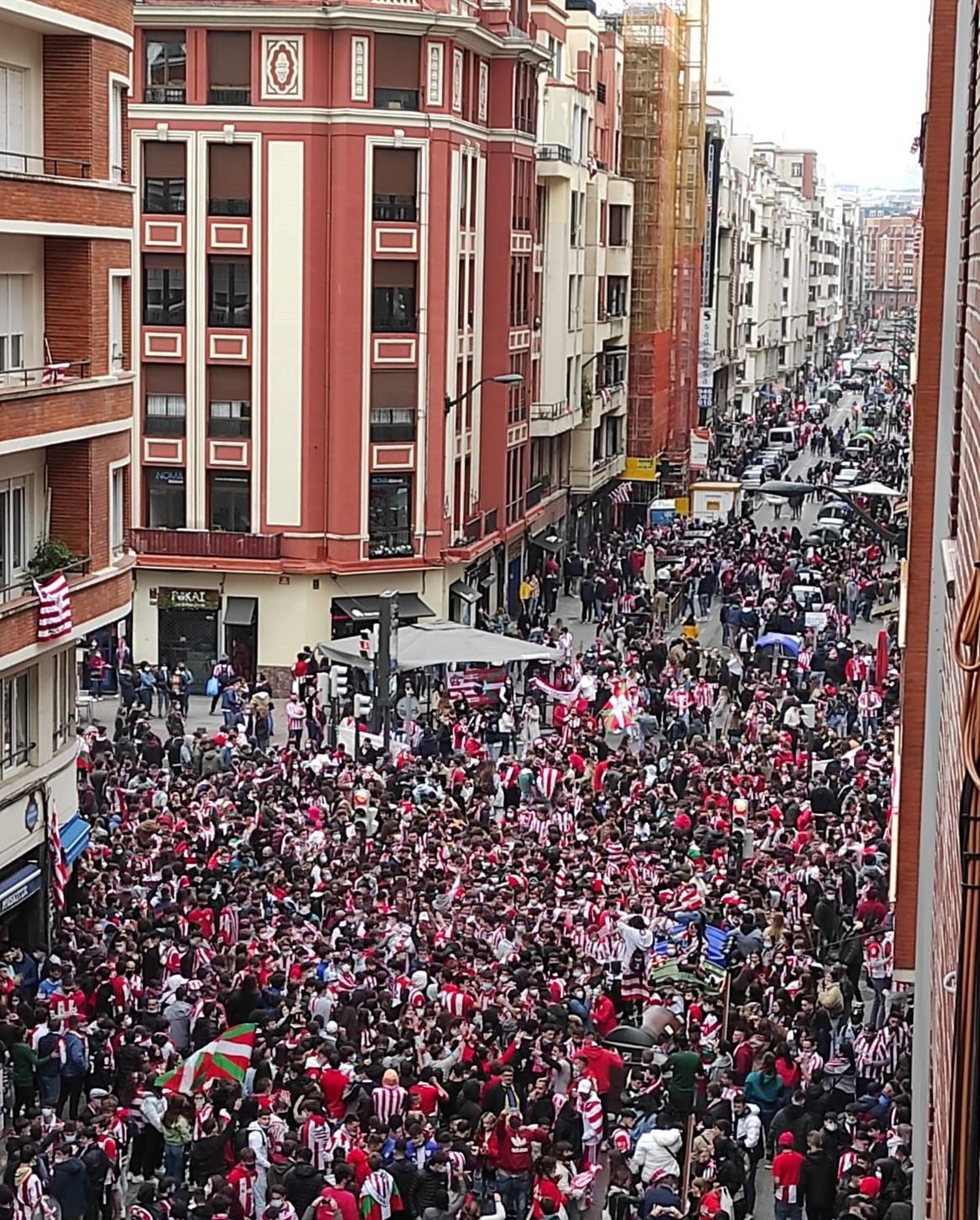 Miles de aficionados del Athletic se concentran en una calle de Bilbao sin guardar las medidas de seguridad