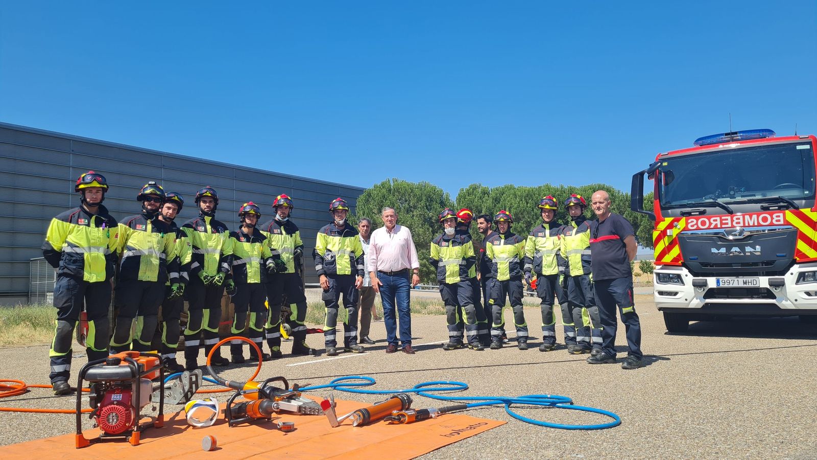 Doce bomberos entrenan con vehículos siniestrados para salvar vidas en Zamora