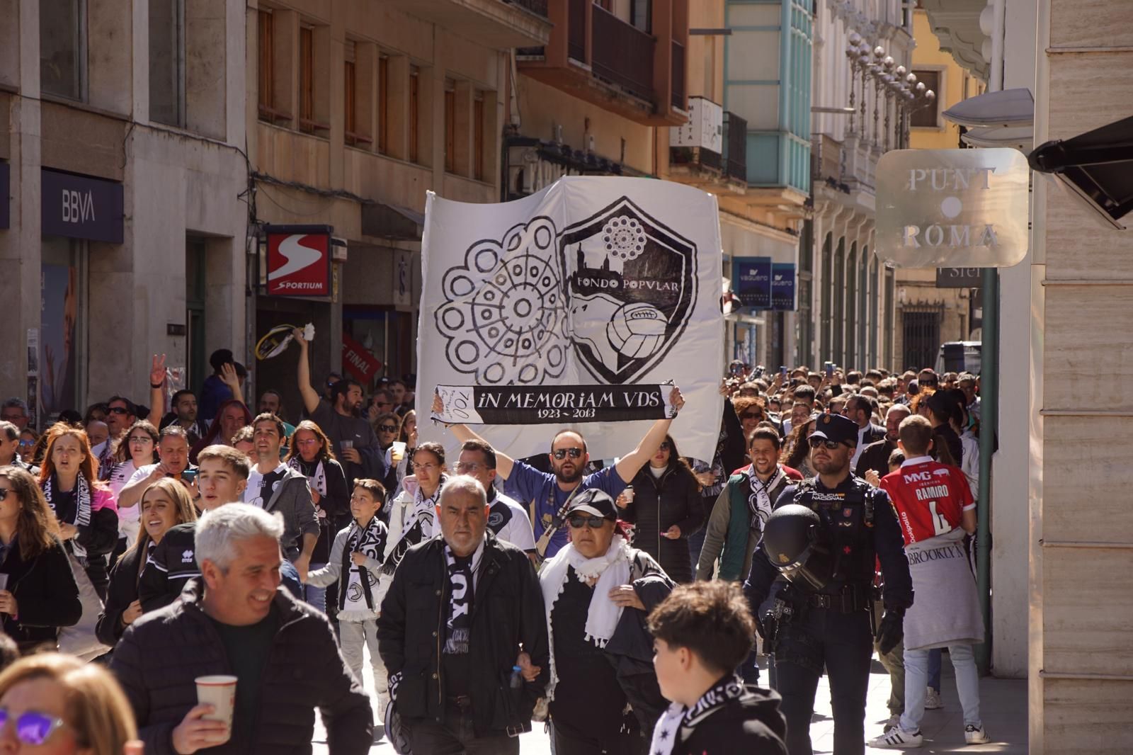 los-aficionados-de-unionistas-toman-las-calles-de-zamora-con-un-doble-corteo-2
