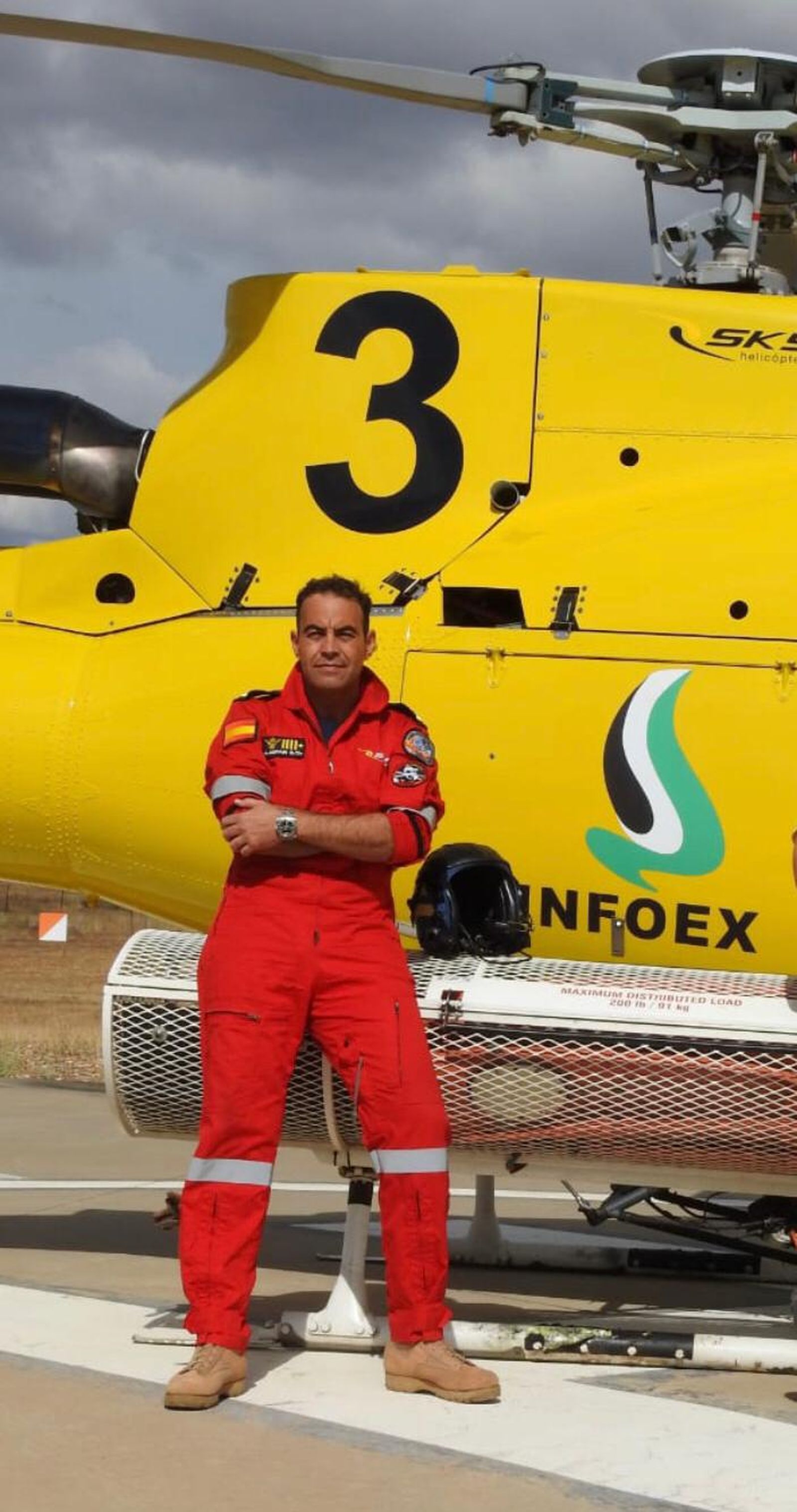 El zamorano Antonio Abrain junto con el helicóptero que pilota