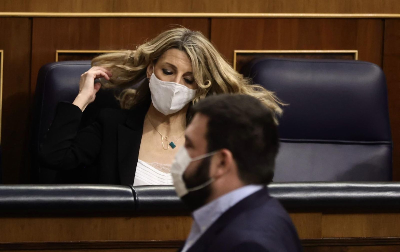 El diputado de EH-Bildu en el Congreso, Jon Iñárritu, pasa por delante de la vicepresidenta segunda y ministra de Trabajo y Economía Social, Yolanda Díaz, en una sesión plenaria en el Congreso - Eduardo Parra - Europa Press