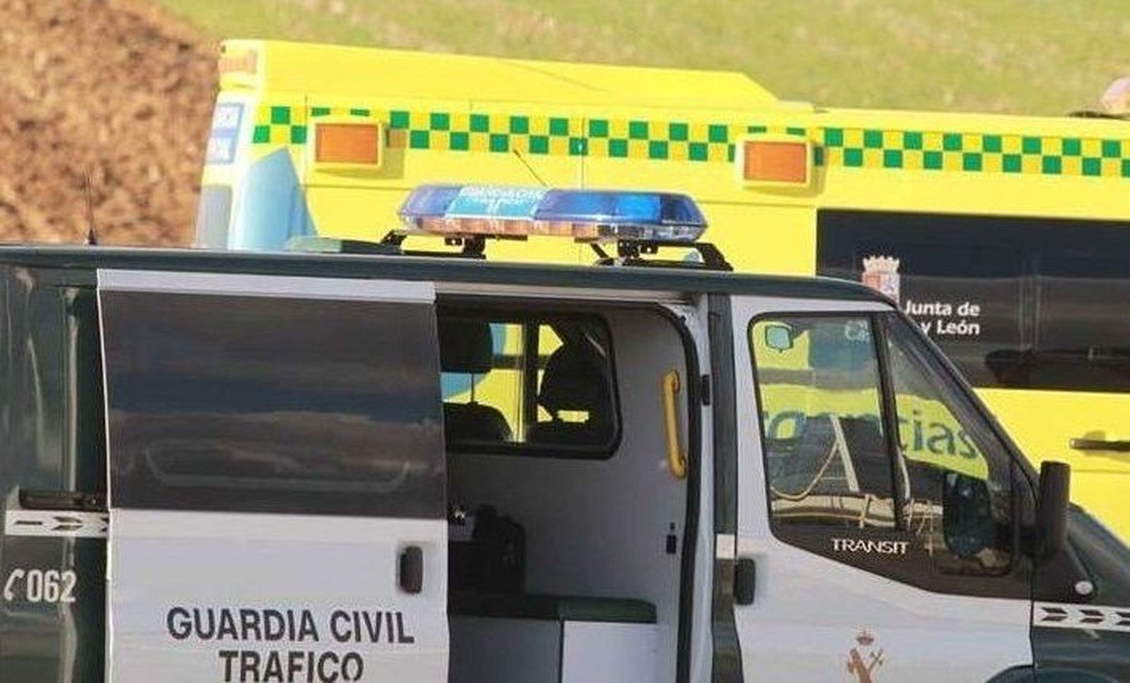 Guardia Civil de Tráfico y ambulancia. Foto de archivo