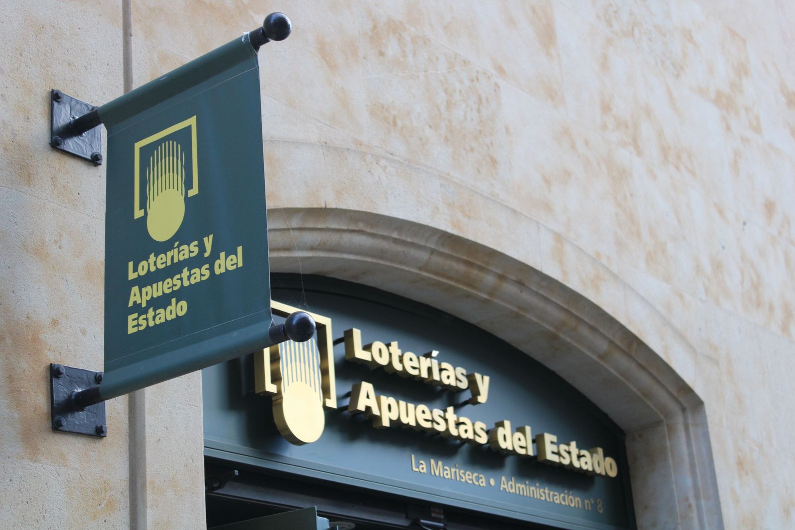 colas-en-la-plaza-del-liceo-para-comprar-la-loteria-8