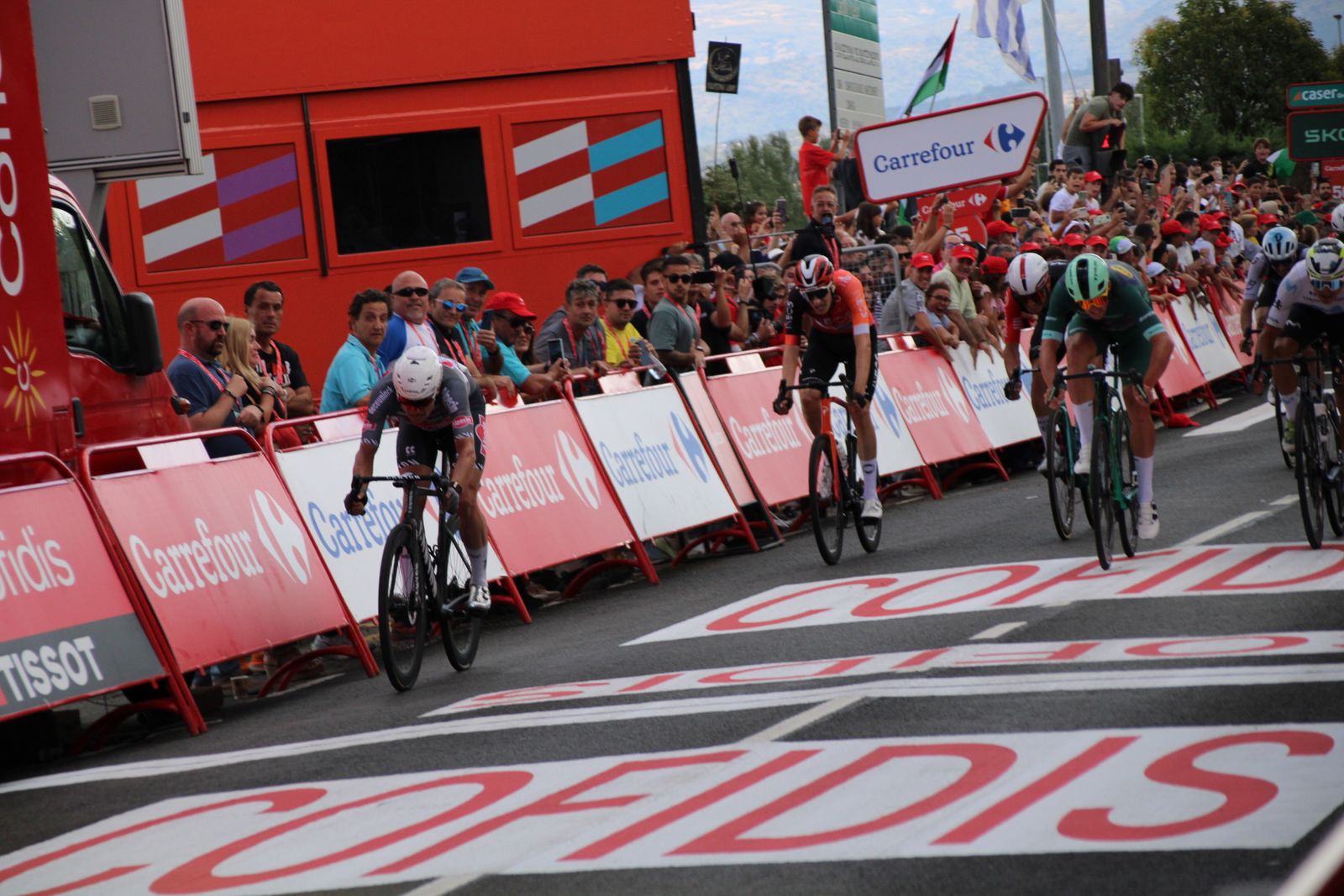 La Vuelta llega a Guijuelo y Philipsen se lleva el esprint