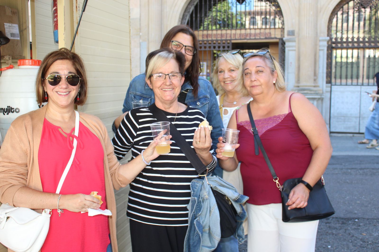 Ambiente en la Feria de Día en el mediodía de este jueves
