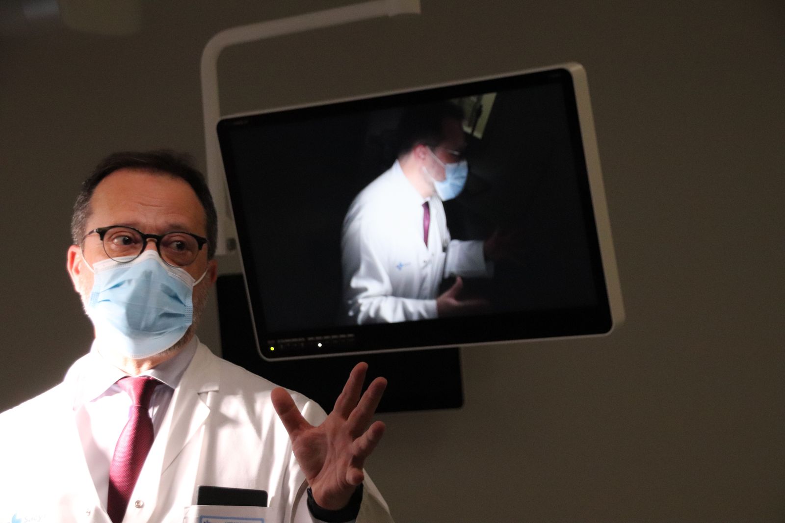 Luis Ángel González explicando a los medios de comunicación cómo funcionan los nuevos servicios del Hospital | Foto:S24H