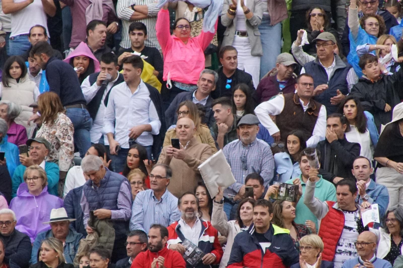 ambiente-en-el-patio-de-cuadrillas-de-la-glorieta-para-ver-a-sergio-galan-diego-ventura-y-guillermo-hermoso-de-mendoza-21-de-septiembre-de-2024-fotos-juanes-87