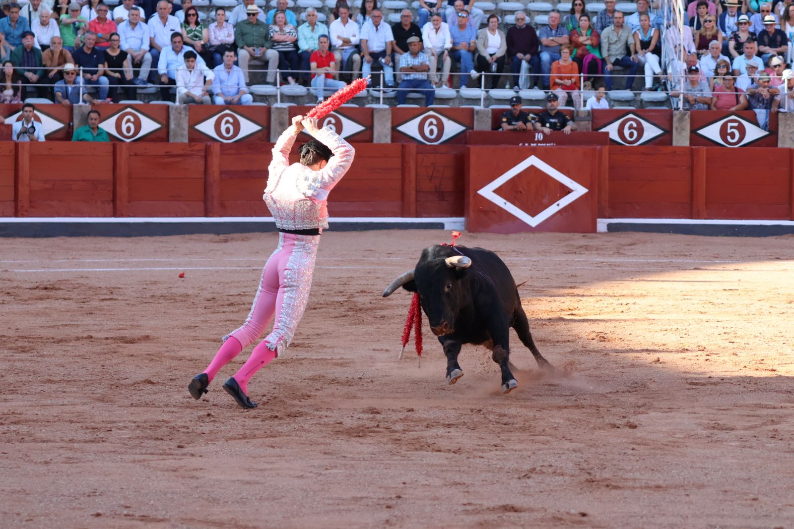La Glorieta revive el aroma de la feria taurina con el primer festejo: Lea Vicens, Raquel Martín y Olga Casado
