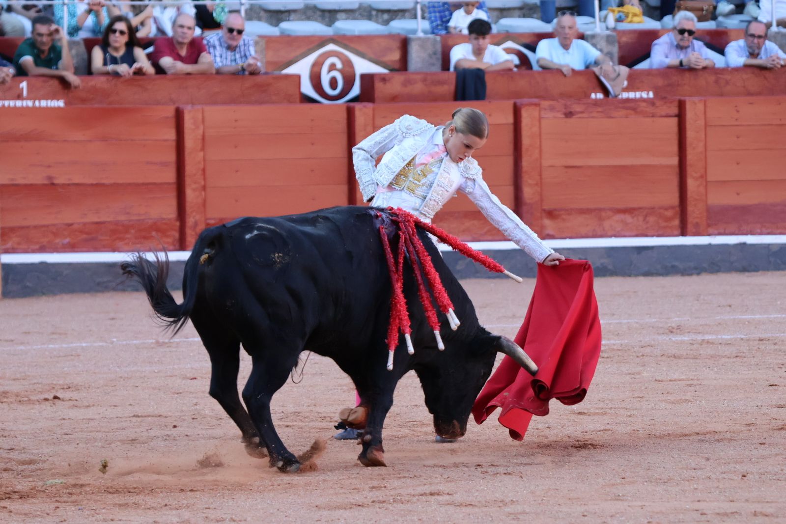 La Glorieta revive el aroma de la feria taurina con el primer festejo: Lea Vicens, Raquel Martín y Olga Casado