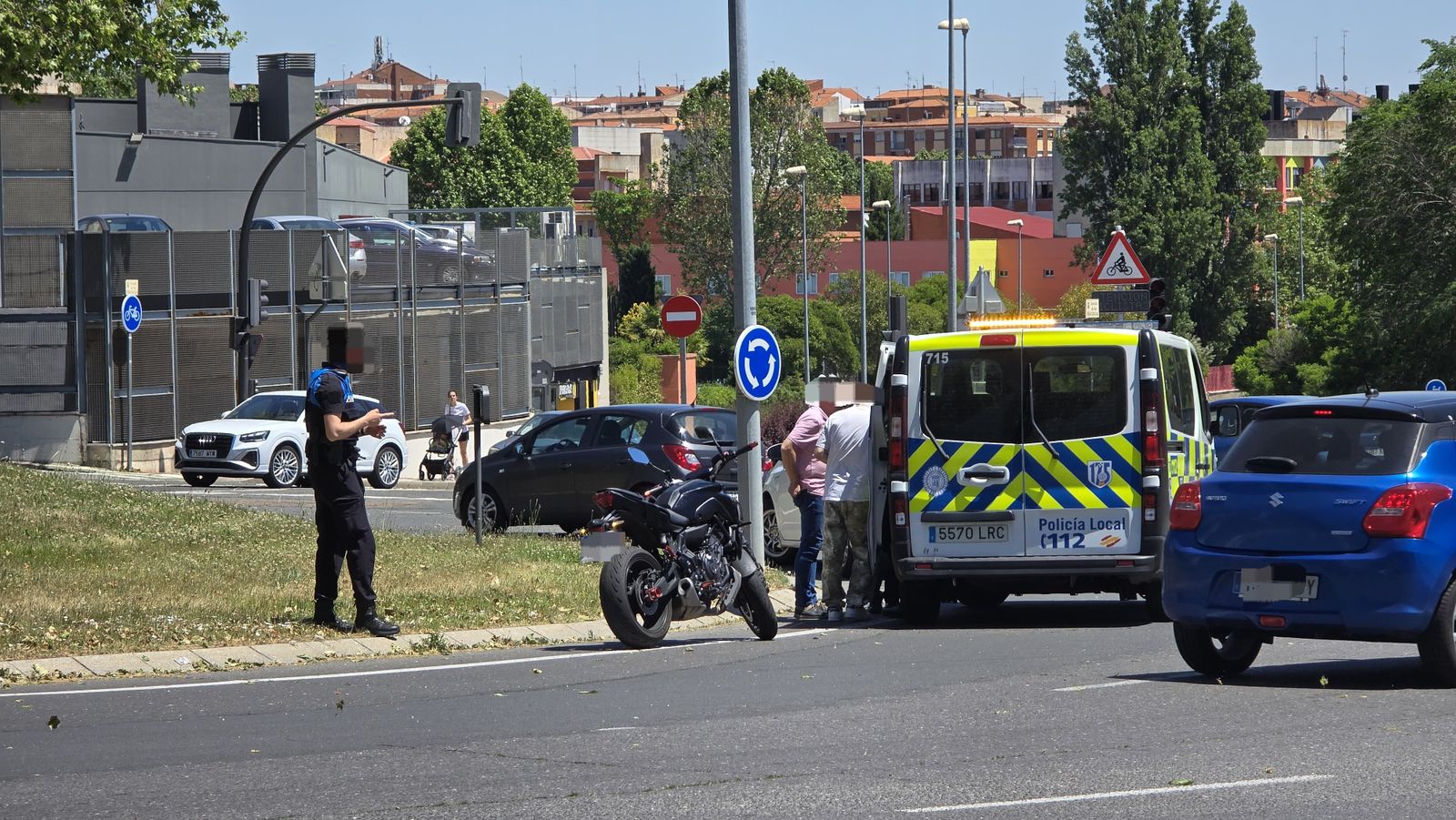 Accidente de un turismo y una motocicleta en la rotonda del Cementerio (3)