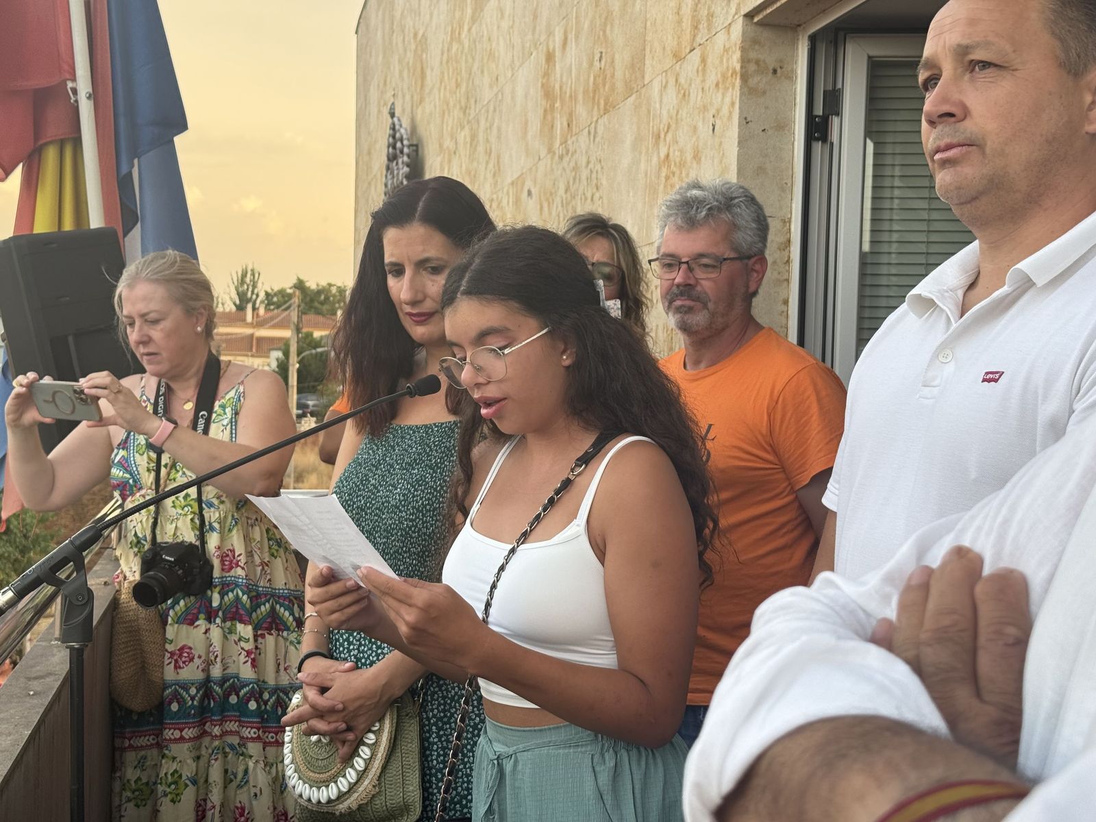 Doñinos de Salamanca. Pregón a cargo de la Asociación Noonan con Celia Vega Cepriá. Acto amenizado con sangría y la charanga El bombazo.