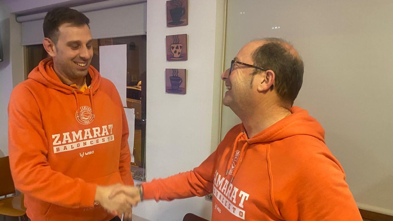 Raúl Pérez y Carlos Baz se estrechan la mano tras anunciar la renovación del entrenador