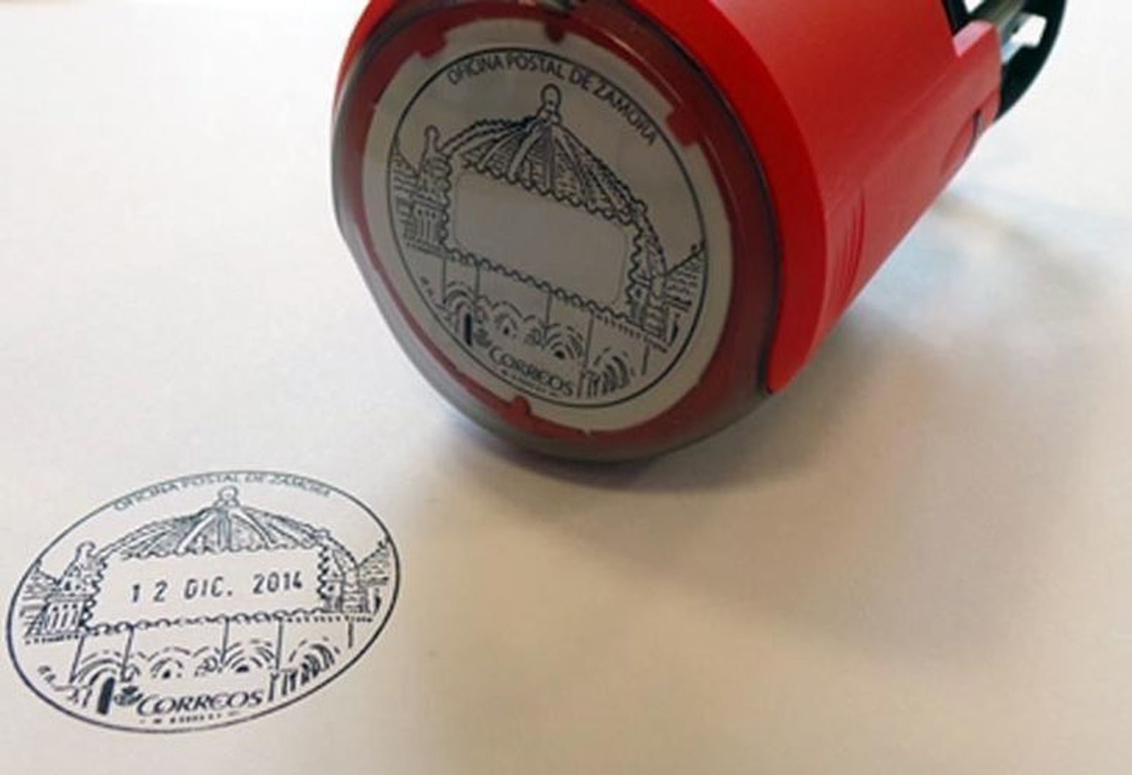 Correos estrena en su oficina principal de Zamora un matasellos especial con la imagen de la Catedral