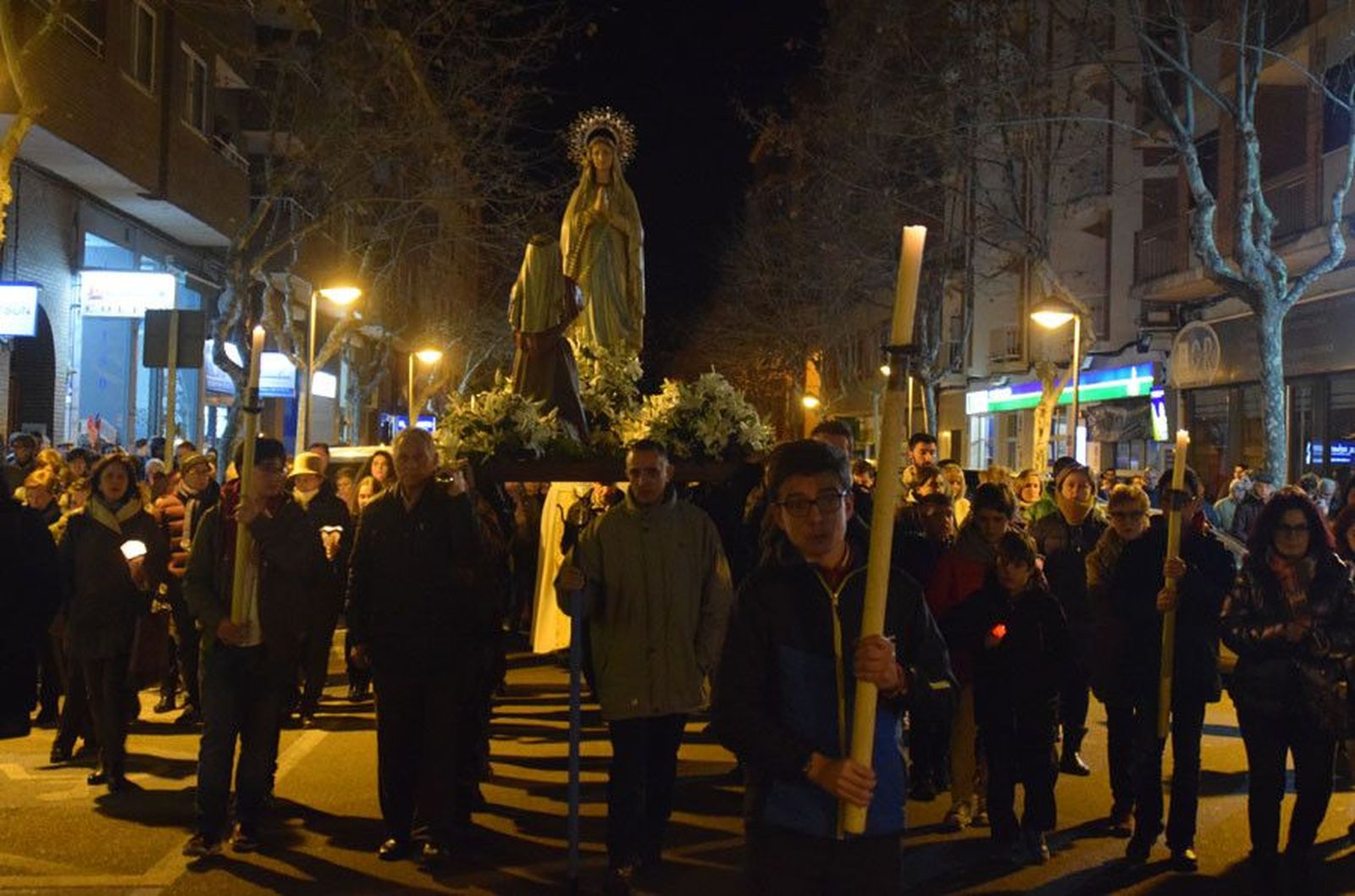 Procesion antorchas loudes