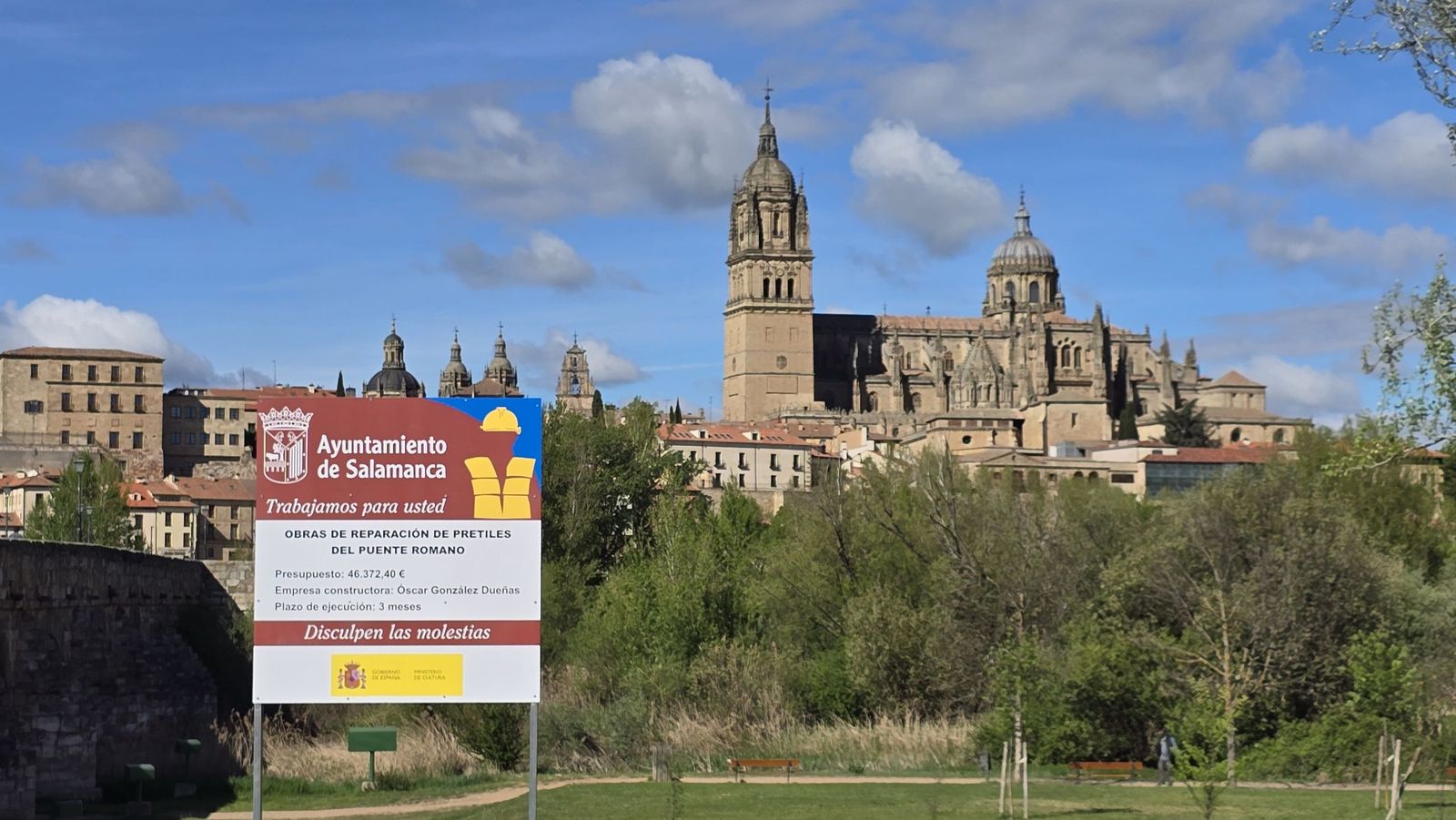 Comienzas las obras para reparar los pretiles del Puente Romano