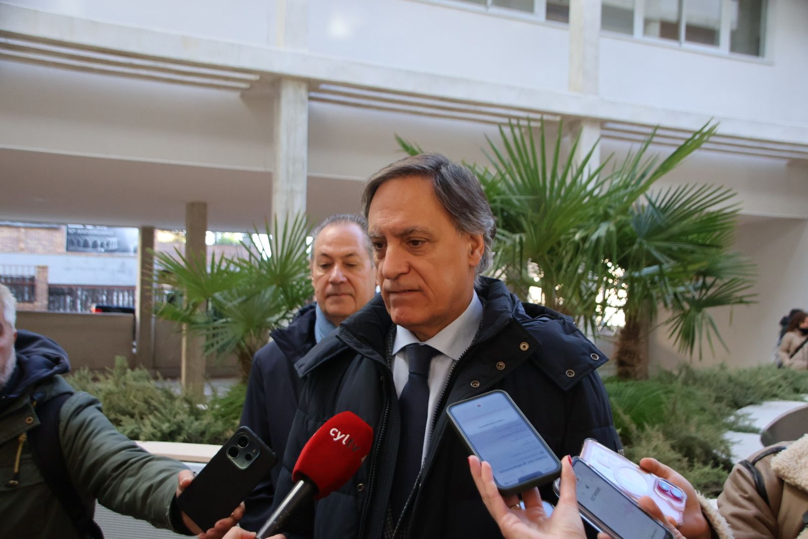 El alcalde de Salamanca, Carlos García Carbayo, entrega las llaves de la nueva promoción de viviendas protegidas en alquiler en Capuchinos