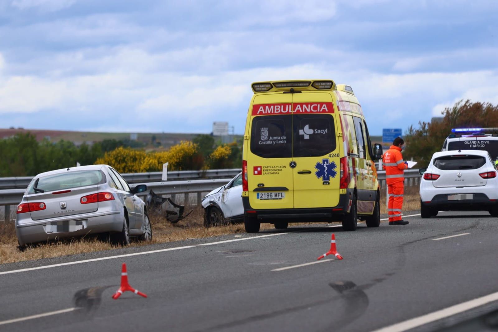 Aparatosa colisión entre dos coches en la A-50, sentido Salamanaca
