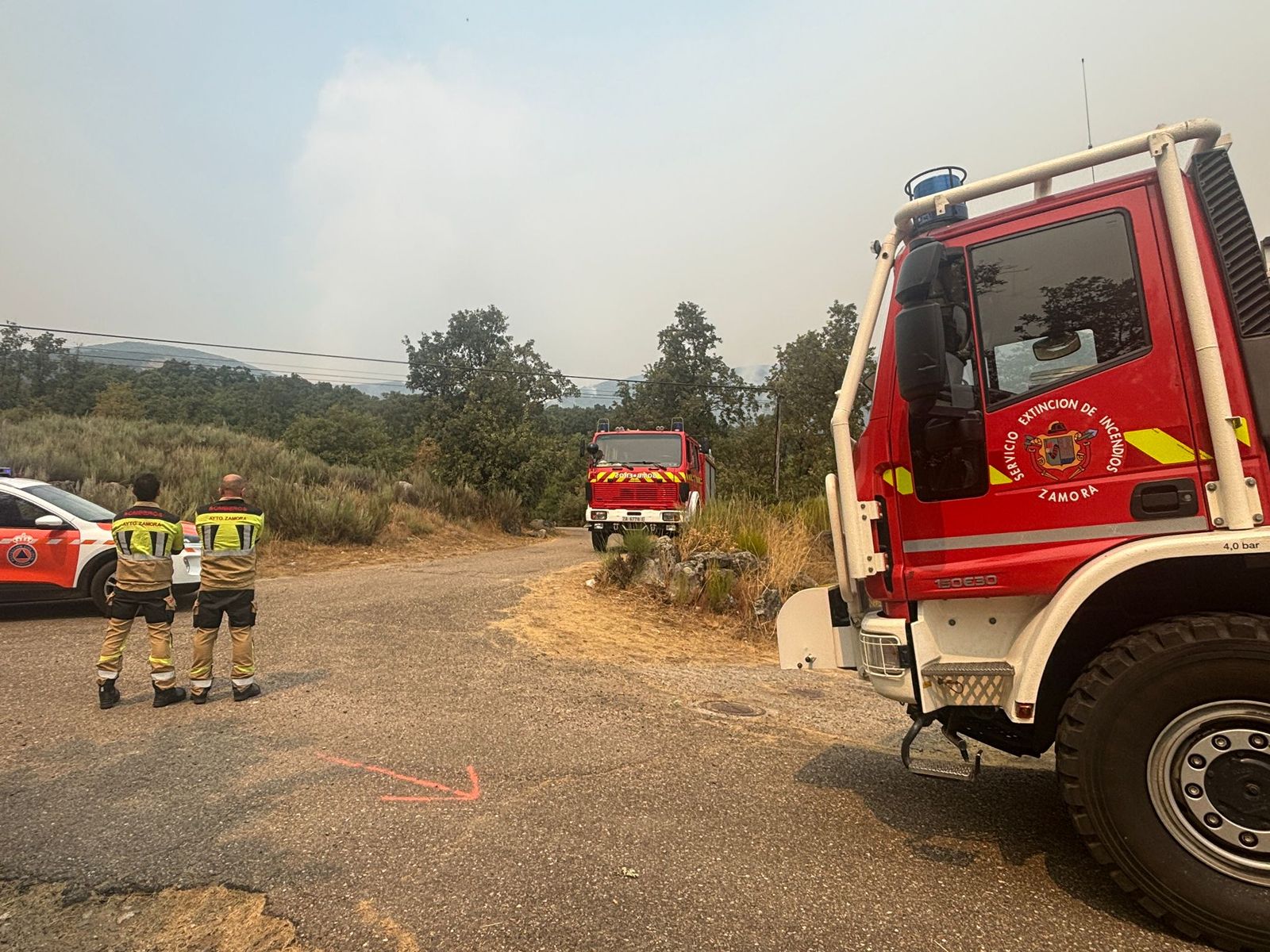 Bomberos del Ayuntamiento de Zamora y efectivos de Protección Civil permanecen desplegados en Vigo de Sanabria