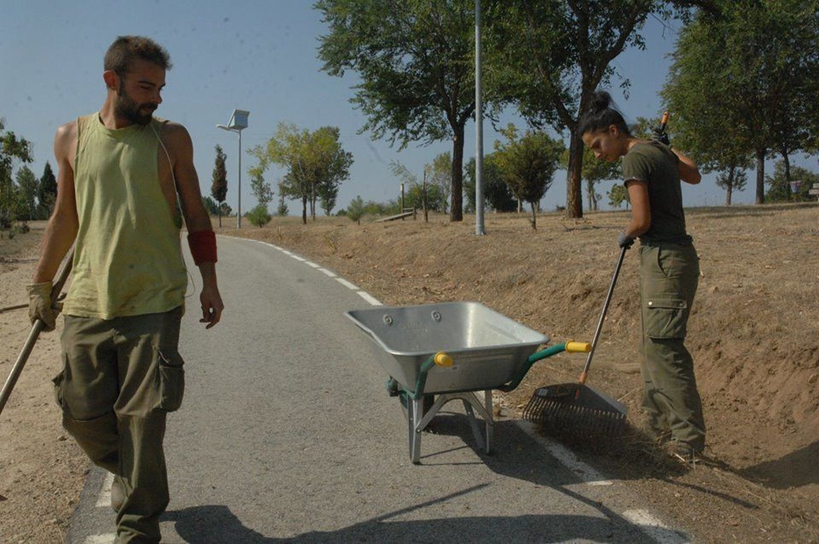 El Ayuntamiento de Guijuelo contrata a dos operarios para el mantenimiento del parque de La Dehesa